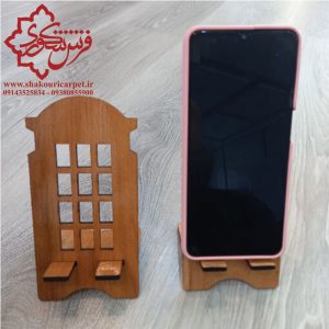 استند چوبی طرح سنتی برای نگهداری موبایل